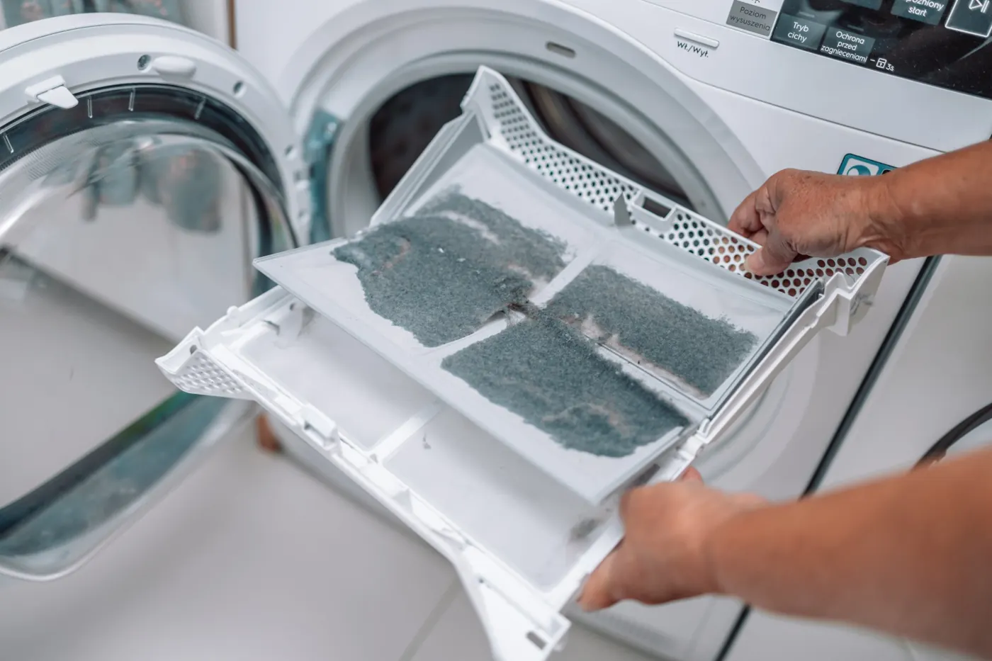 Cleaning a blocked tumble dryer lint filter